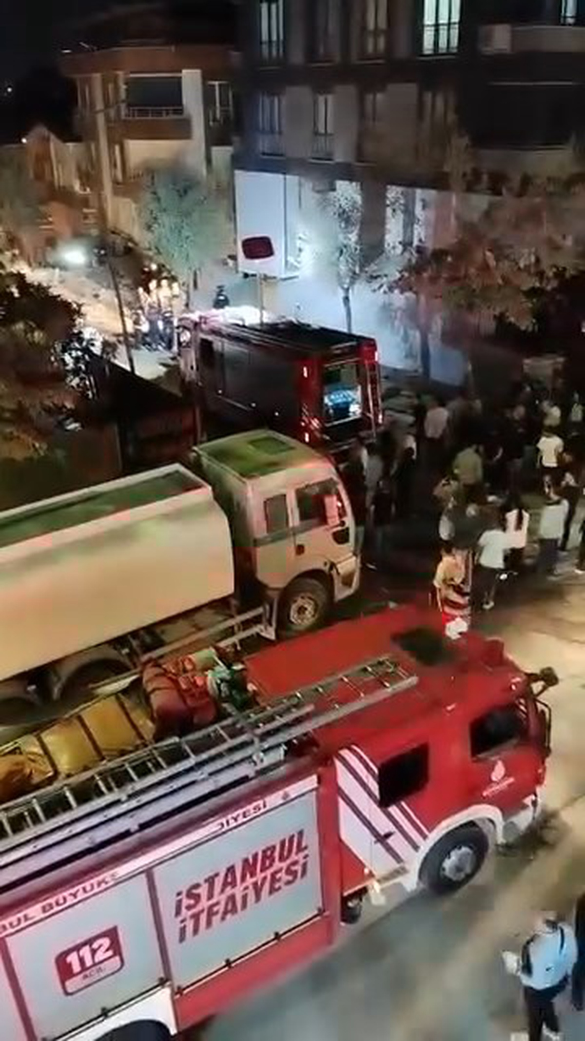 Küçükçekmece İnönü Mahallesi\'nde yıkımı yapılan 6 katlı binada çökme meydana geldi