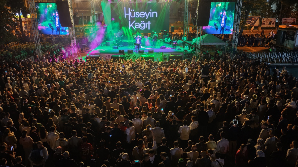 Kula'nın kurtuluşunun 104. yılında Hüseyin Kağıt sahne aldı