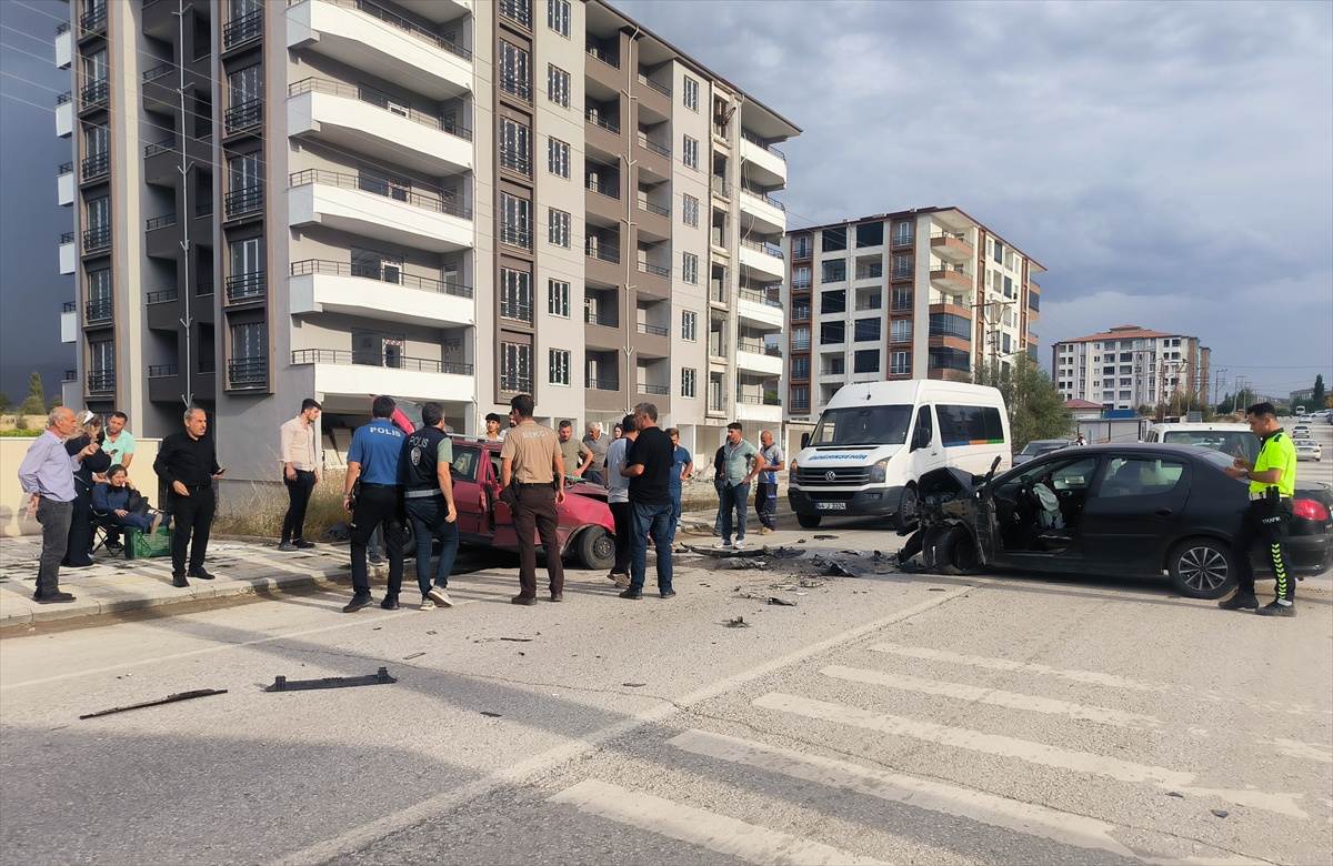 Malatya\'da iki otomobil çarpıştı, 2 kişi yaralandı