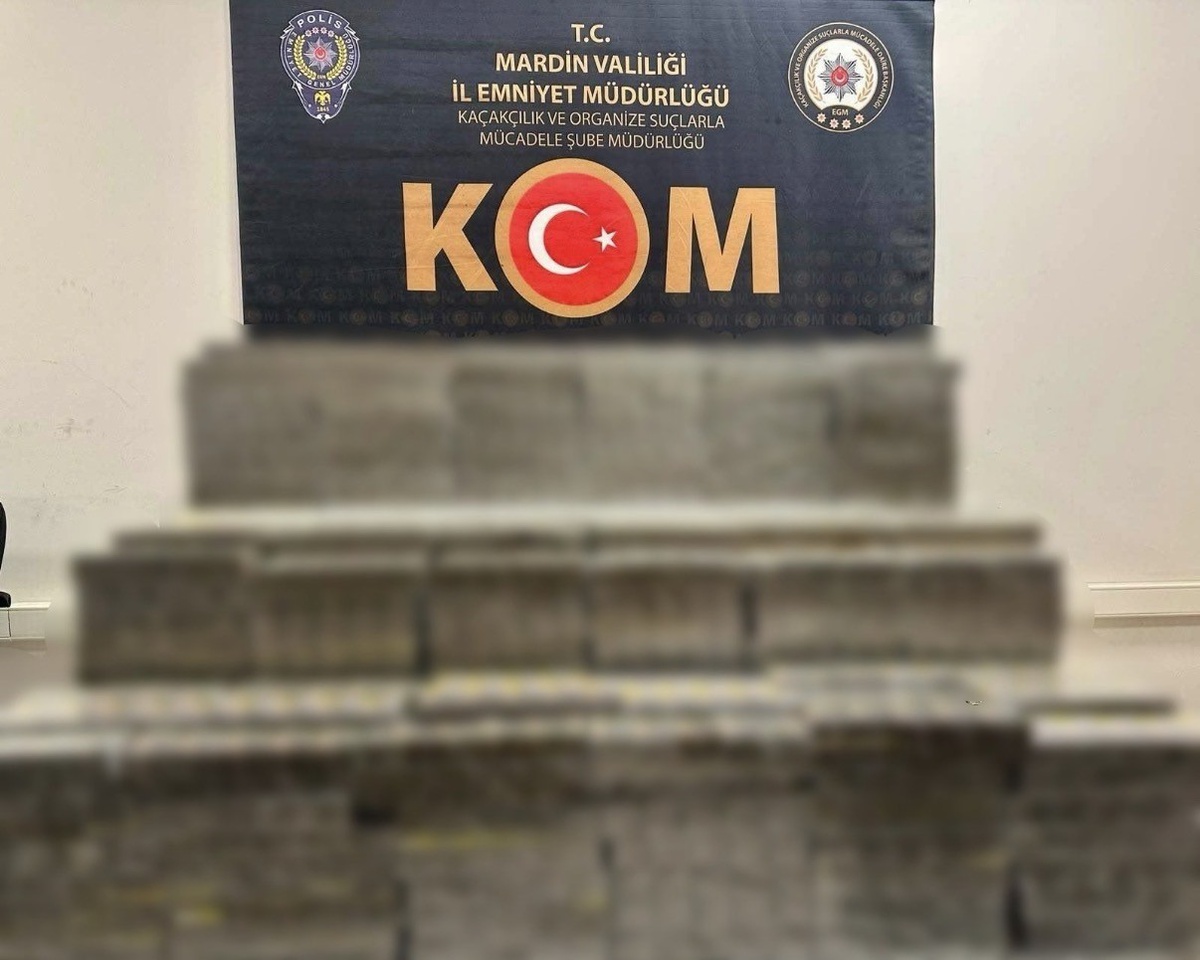 Mardin\'de araçta 14 bin paket kaçak sigara ele geçirildi, 2 şüpheli yakalandı