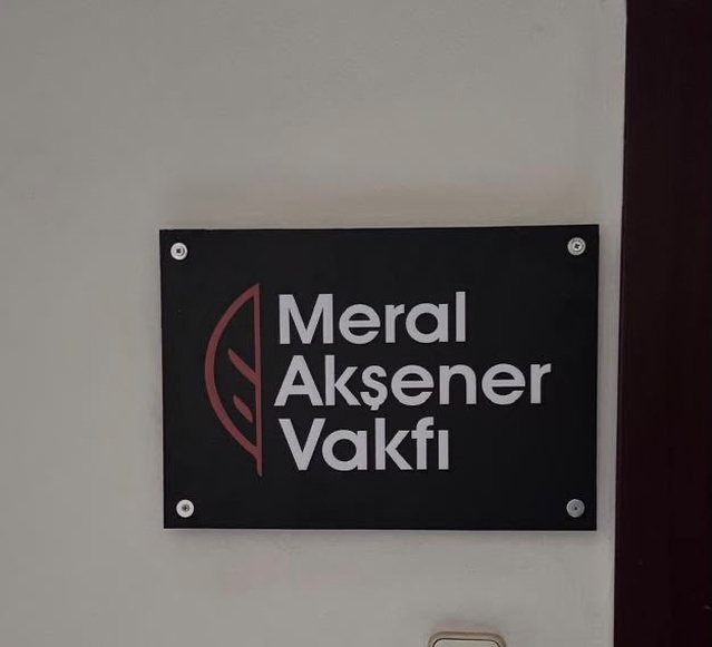 Kuruluşu tamamlanan Meral Akşener Vakfı'nın logosunda yarım yaprak yer aldı
