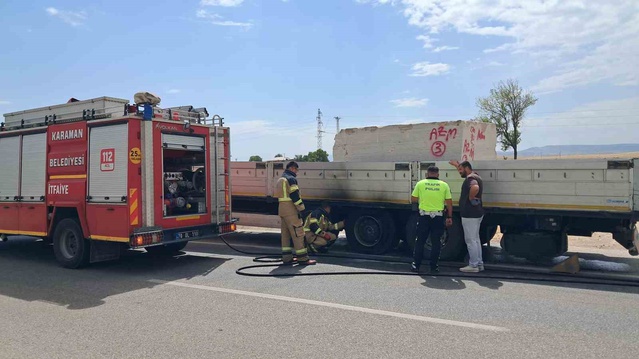 Karaman'da mermer yüklü tırın lastiği patladı, yangın araca sıçramadan söndürüldü