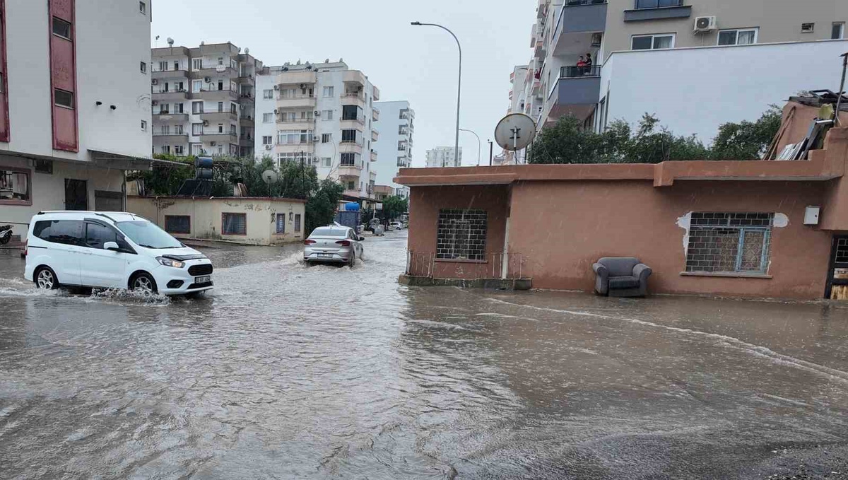 Mersin\'de sağanak etkili oldu, Kızkalesi\'ne sel suyu geldi