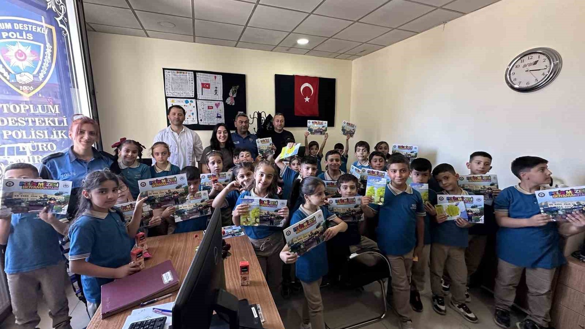 Yüksekova\'da 3. sınıf öğrencileri Toplum Destekli Polislik Büro Amirliğini ziyaret etti
