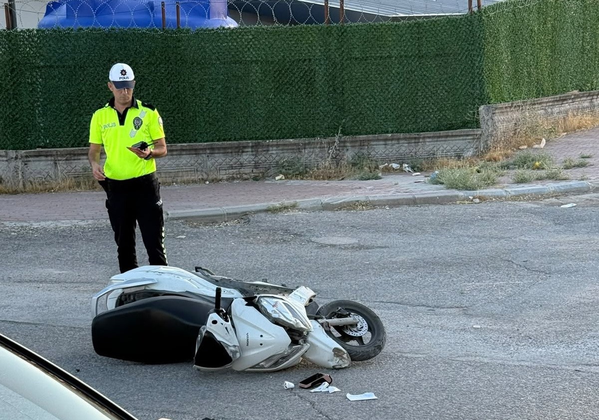 Adıyaman\'da motosiklet ile otomobil çarpıştı, sürücü yaralandı