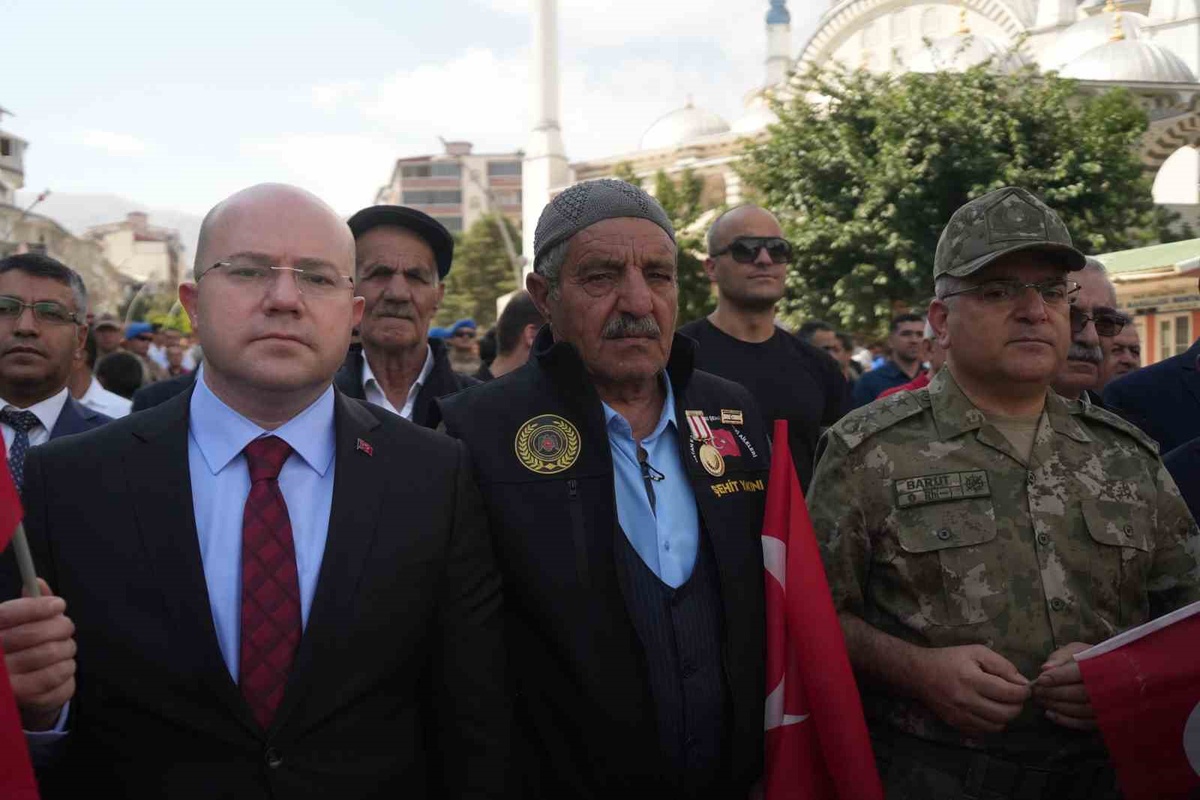 Muş\'ta Gaziler Günü yürüyüşünde uzun Türk bayrağı açıldı