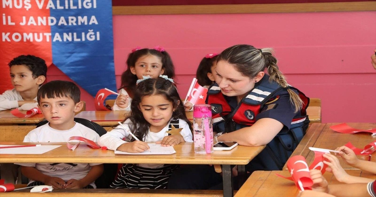 Muş\'ta jandarma ekipleri öğrecilerle bir araya geldi