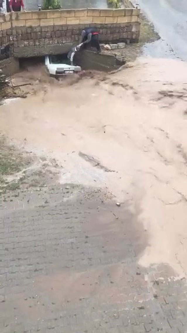 Nevşehir Ürgüp'te selde sıkışan araçta mahsur kalanlar cam kırılarak tahliye edildi