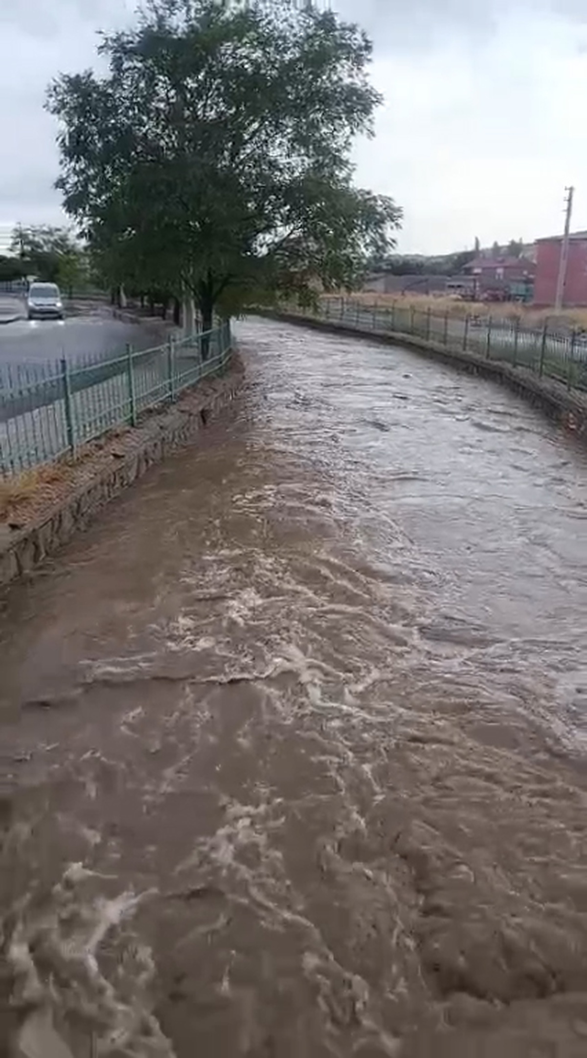 Niğde\'de sağanak sel getirdi, zarar gören tarım arazilerinde inceleme yapılacak