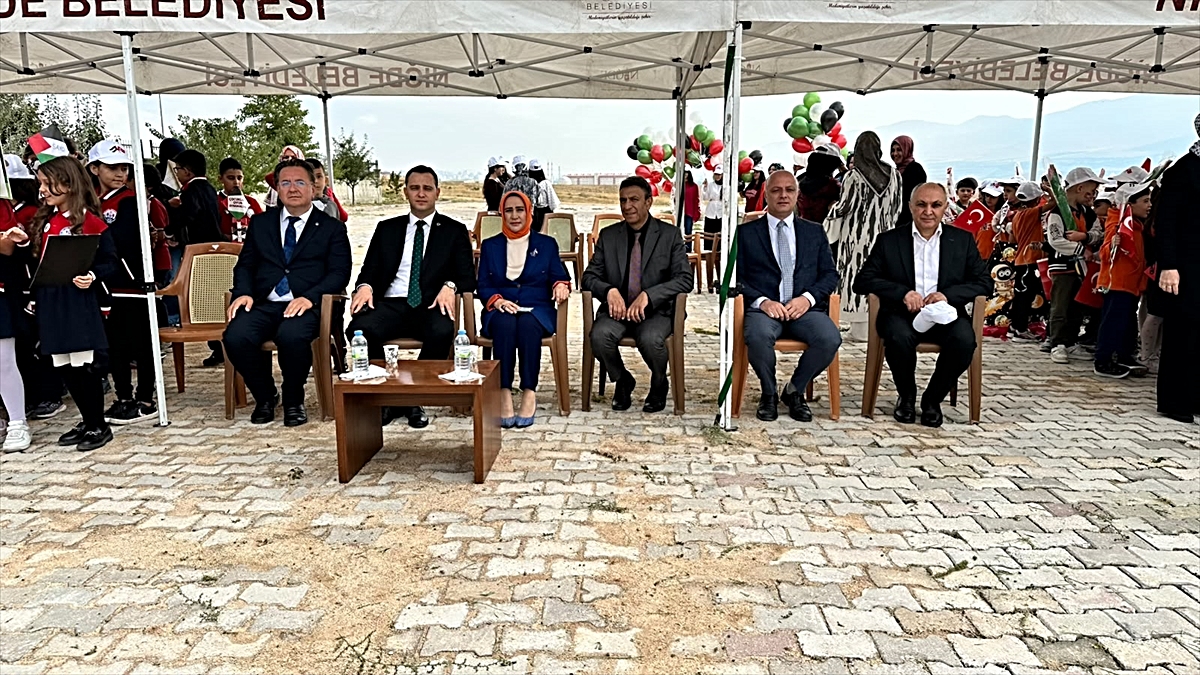 Niğde\'de Gazzeli çocuklar için uçurtma ve balonlar gökyüzüne bırakıldı