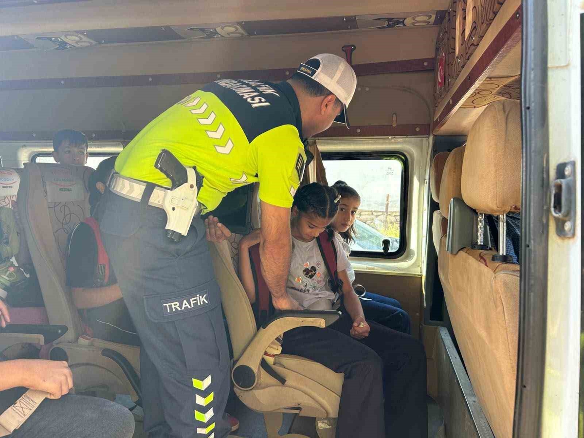 Kilis\'te jandarma okul servislerini denetledi, sürücülere yerinde eğitim verildi