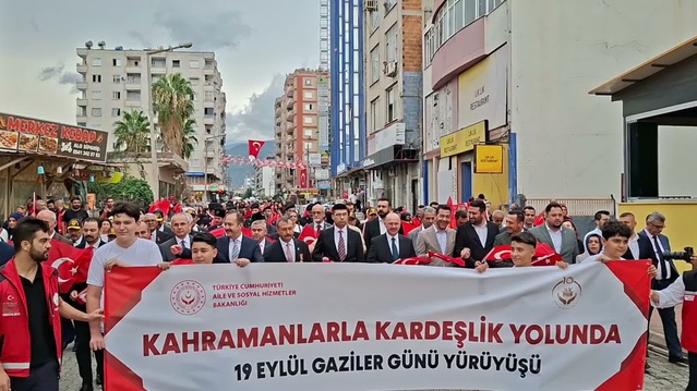 Osmaniye'de Gaziler Günü yürüyüşüne Vali Serdengeçti de katıldı