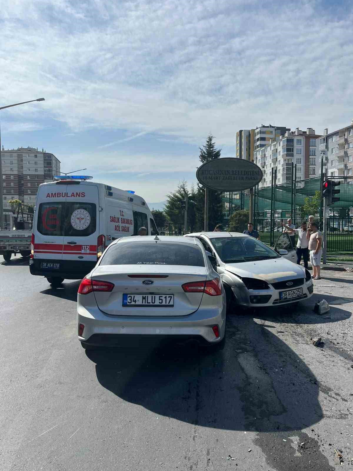 Kayseri Kocasinan'da iki otomobil çarpıştı, hafif yaralanan 2 kişi hastanede