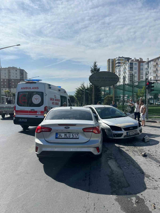 Kayseri Kocasinan'da iki otomobil çarpıştı, hafif yaralanan 2 kişi hastanede