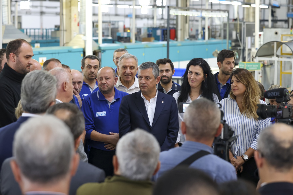 Özgür Özel, Bursa\'da lastik fabrikası işçilerinin taleplerini dinledi