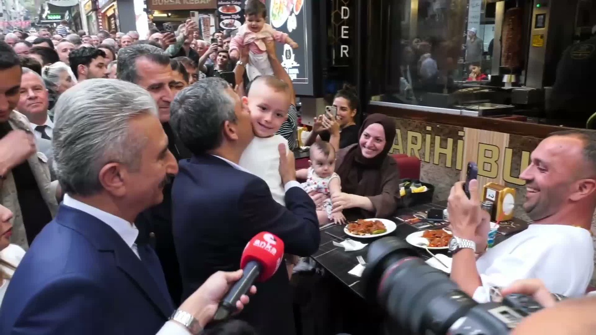 Özgür Özel Bursa\'da emekli maaşı sözü verdi, CHP\'li esnafı YENİ Parti\'ye üye yaptı