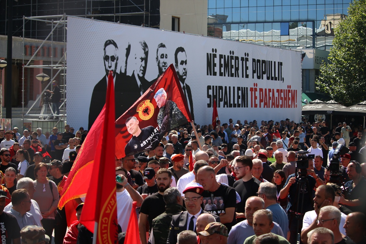 Priştine\'de UÇK komutanlarının mahkumiyetini protesto eden gösteri olaysız sona erdi