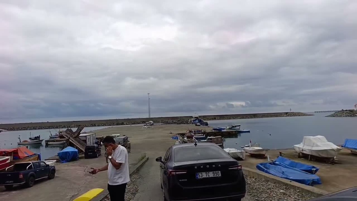 Rize Pazar\'da balıkçılar kafes balıkçılığı projesine karşı oturma eylemi başlattı