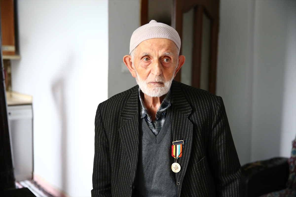 Savaşa gönüllü giden 98 yaşındaki Kore gazisi, cephedeki günlerini unutamıyor