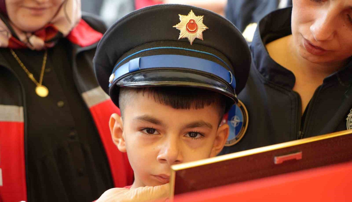 Şehidin eşi ve çocuğundan yürek yakan veda: Babaya son sarılış
