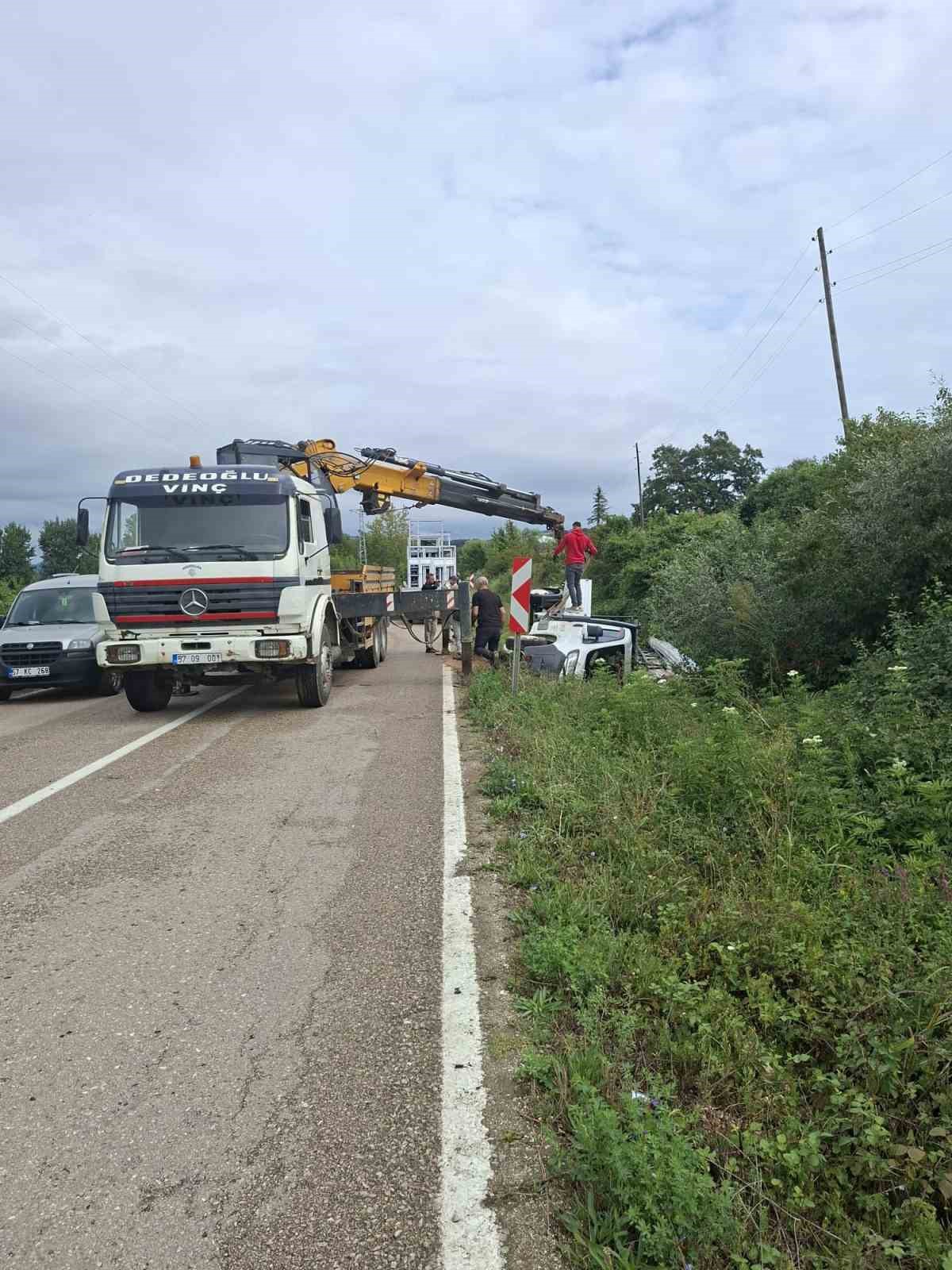 Sinop-Erfelek yolunda cam yüklü kamyonet devrildi, kazada yaralanan olmadı