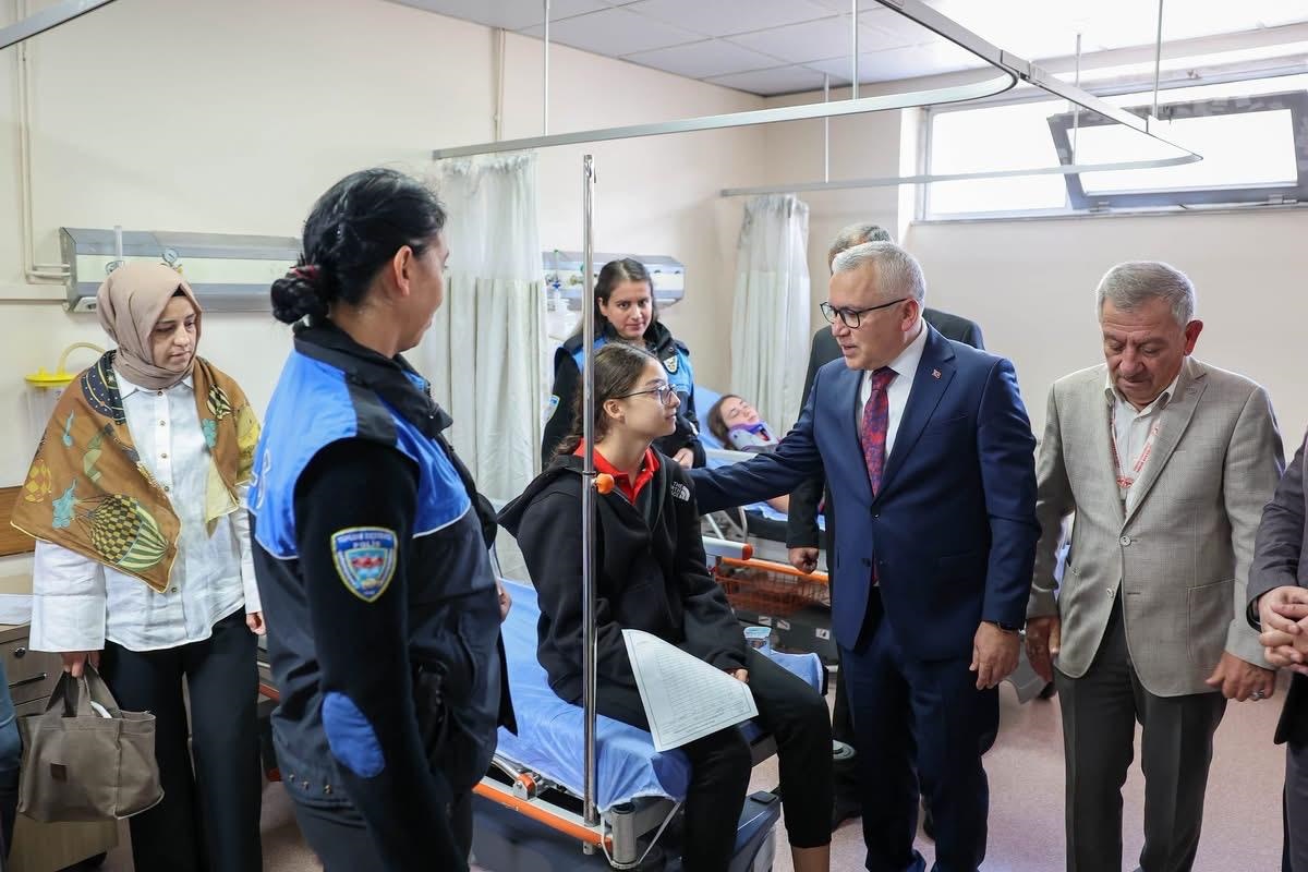 Sivas\'ta öğrenci servisi ile polis aracı çarpıştı, 13 öğrenci ve 3 polis yaralandı