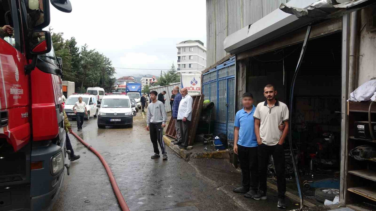 Sultanbeyli\'de boşaltılan 3 katlı binanın çatısı yandı, 1 kişi dumandan etkilendi