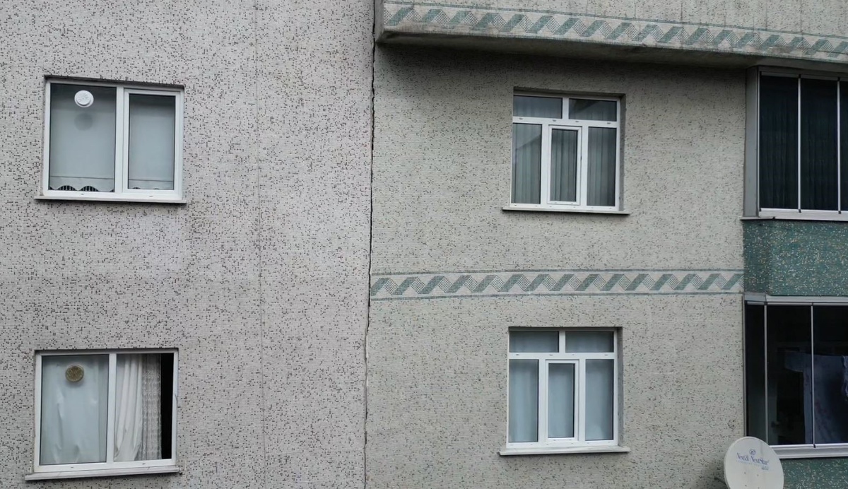 Sultangazi\'de çatlaklar oluşan iki apartman tahliye edilip mühürlendi