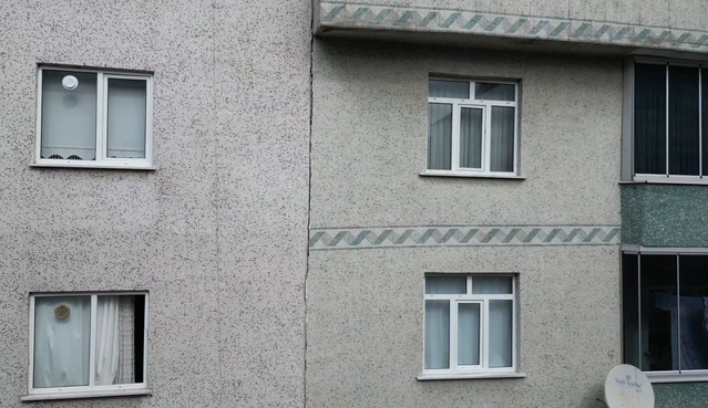 Sultangazi'de çatlaklar oluşan iki apartman tahliye edilip mühürlendi