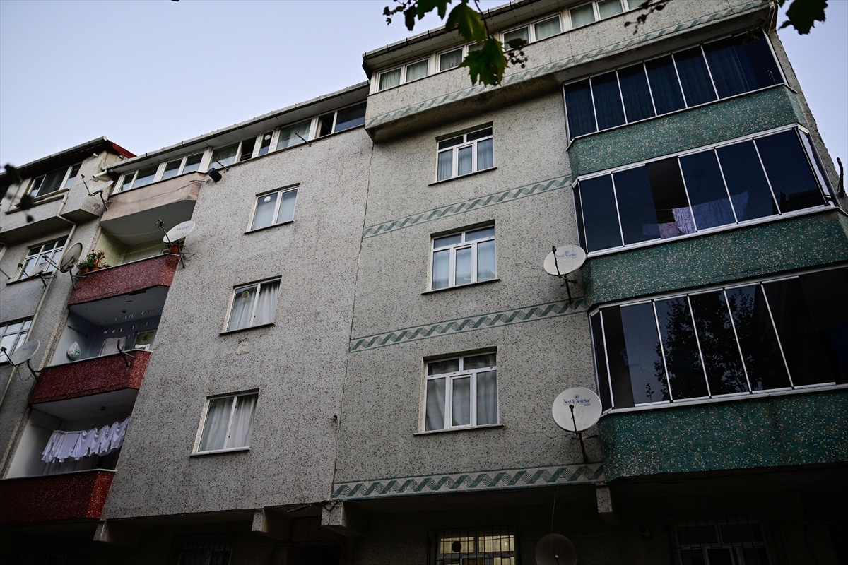 Sultangazi\'de çatlak tespit edilen iki apartman tedbiren mühürlendi