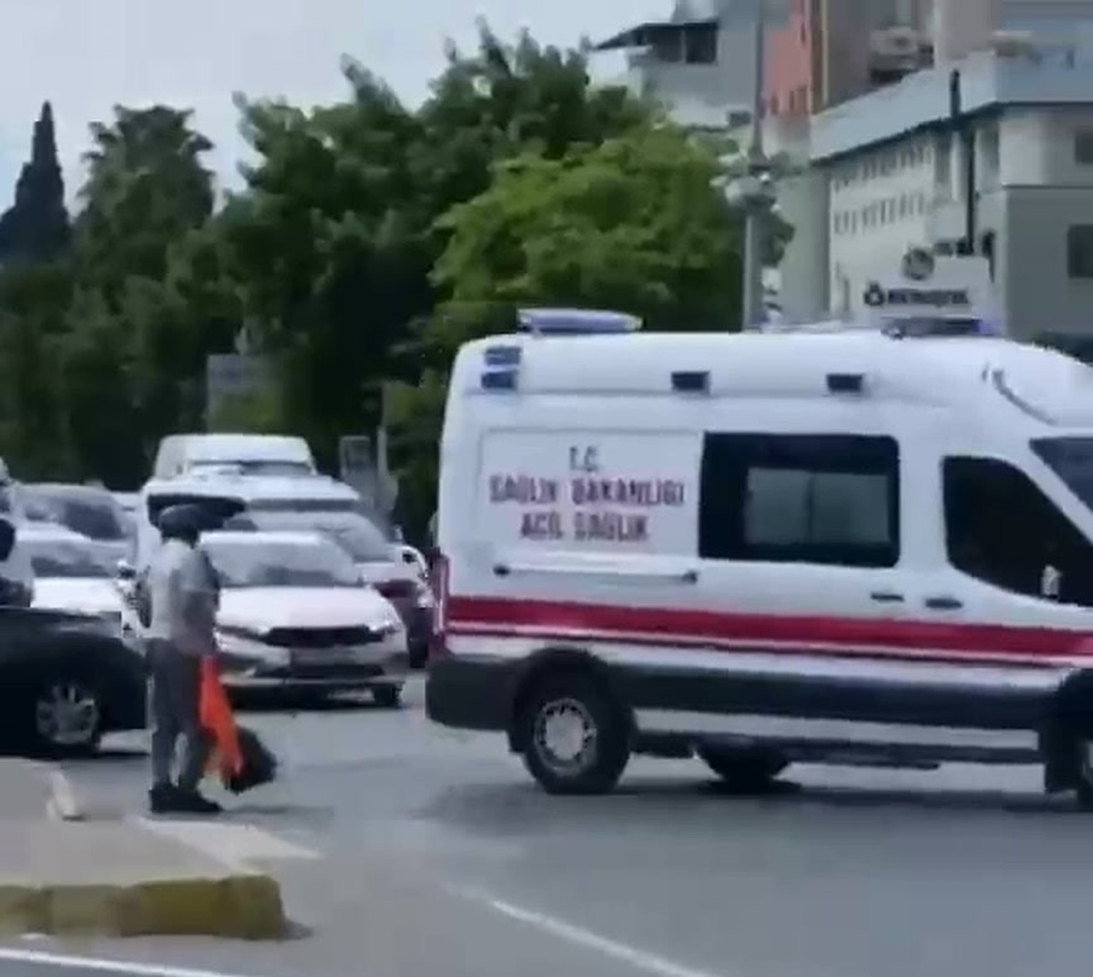 Antalya'da temizlik işçisi trafiği durdurup ambulansa yol açtı