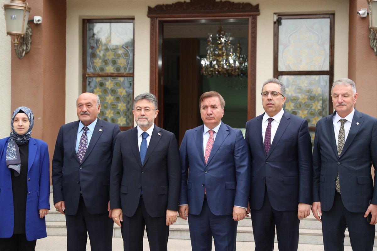 Yumaklı Erzincan\'da serayı inceledi, örtü altı üretimde dünyada dördüncüyüz dedi