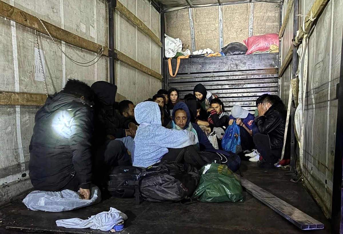 Marmaraereğlisi\'nde jandarma takibi: Kamyonette 3\'ü kadın 19 kaçak göçmen bulundu