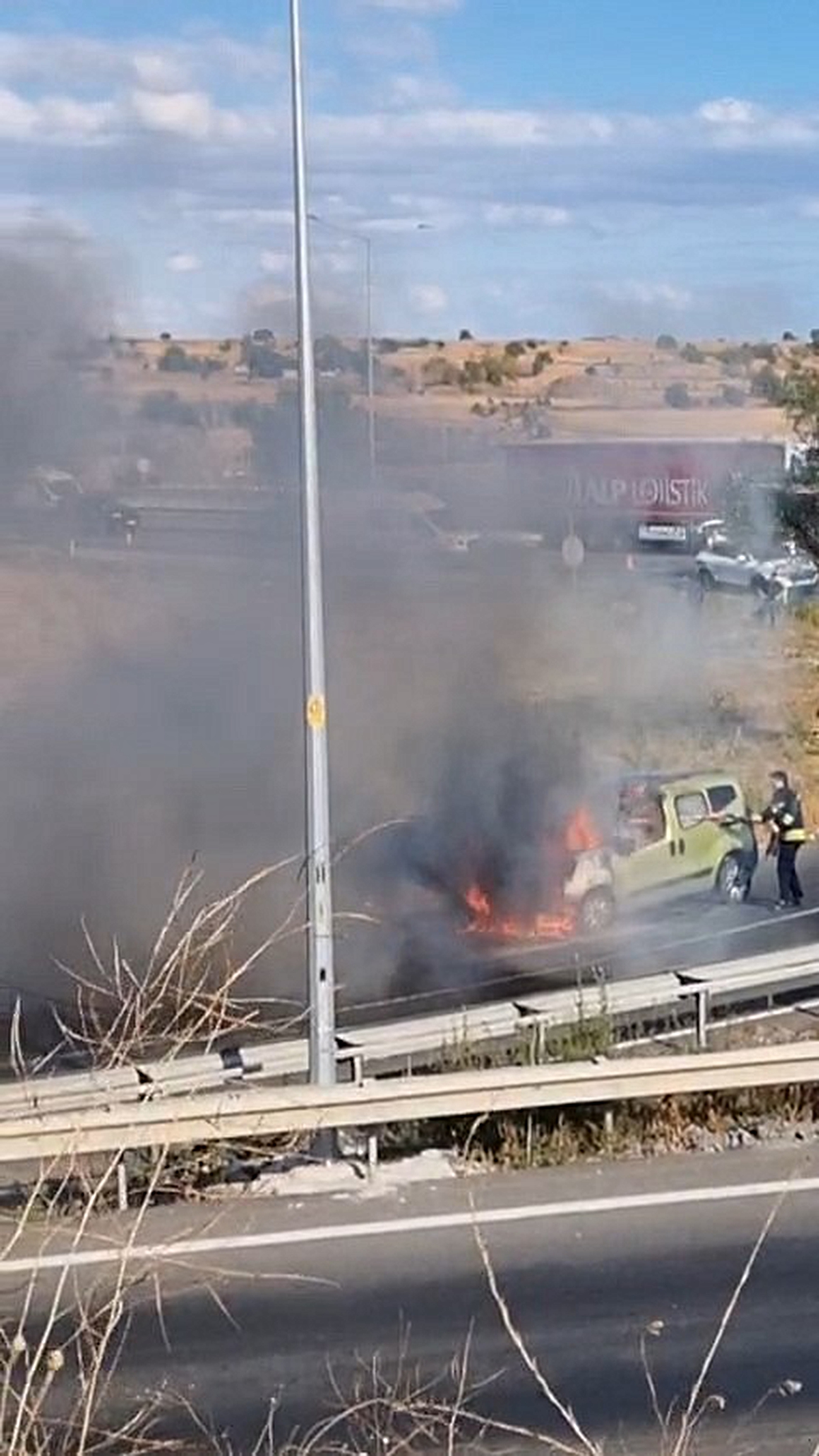 Tekirdağ Süleymanpaşa'da seyir halindeki araç Muratlı Kavşağı'nda alev aldı