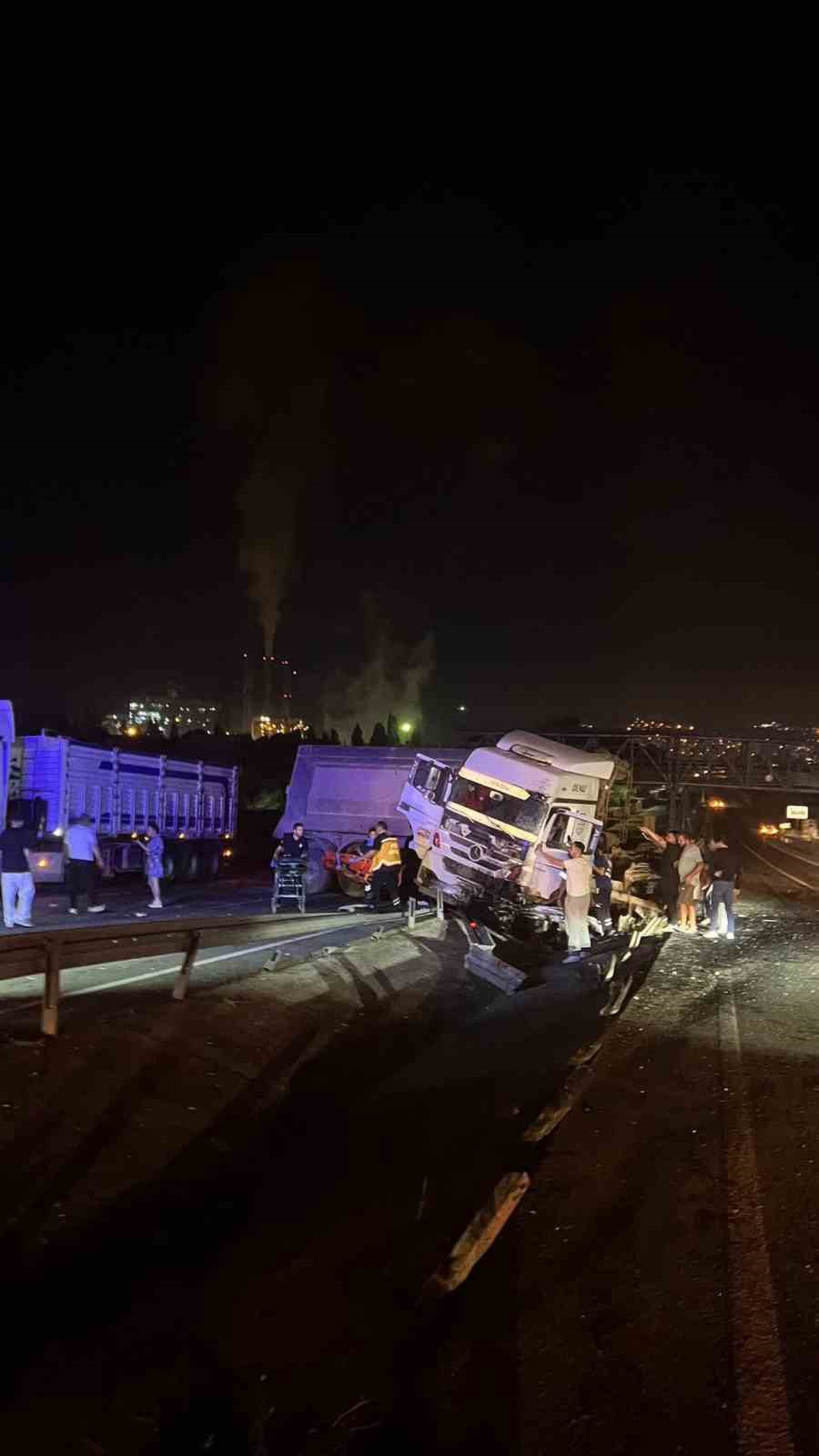 Muğla Yatağan'da tır bariyerleri aştı, karşı şeritte 2 kişi yaralandı