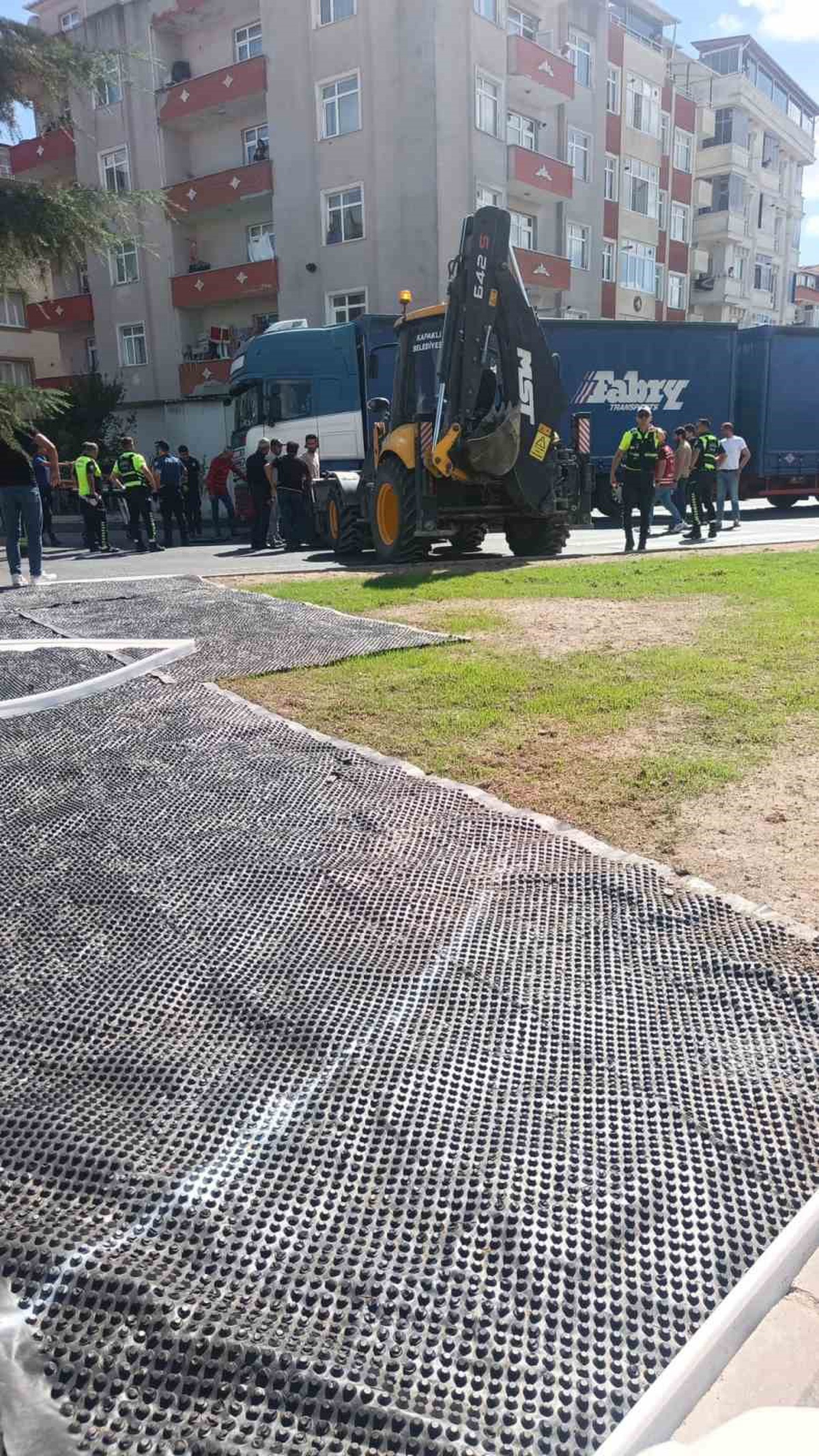 Tekirdağ Kapaklı'da yaya geçidinde tırın altında kalan 76 yaşındaki kadın vinçle kurtarıldı