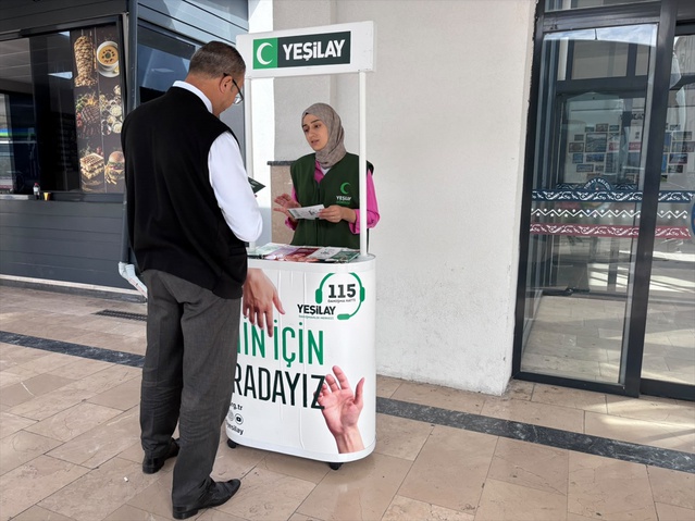Tokat otobüs terminalinde Yeşilay ve YEDAM tanıtım standına yoğun ilgi