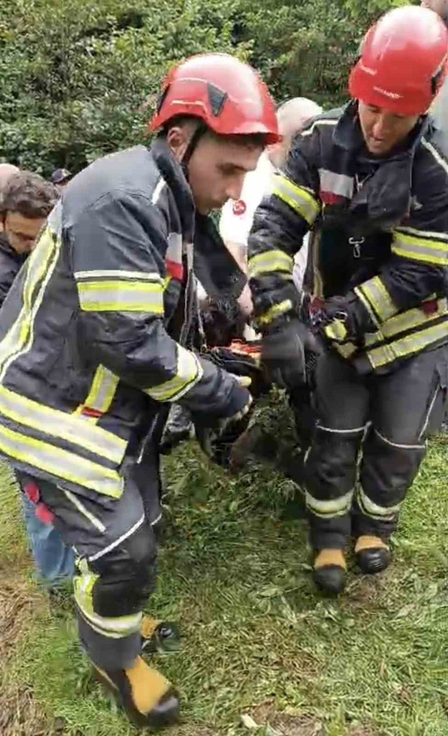 Trabzon Şalpazarı'nda yağmurda kayganlaşan yoldan çıkan araç dereye uçtu, 3'ü ağır 5 yaralı