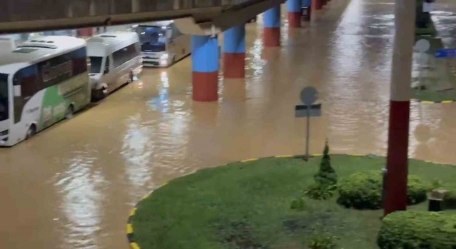 Trabzon'da sağanak yolları su altında bıraktı, havalimanı otoparkı göle döndü