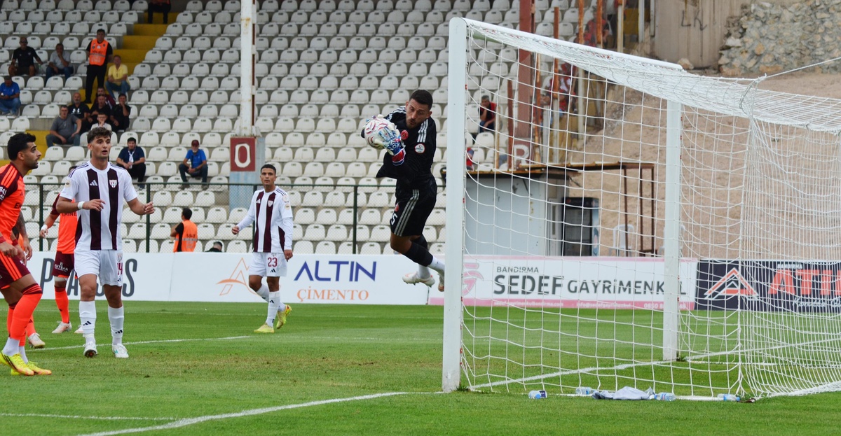 Bandırmaspor, sahasında Ümraniyespor'a 88'de Cebio Soukou'nun golüyle 1-0 yenildi