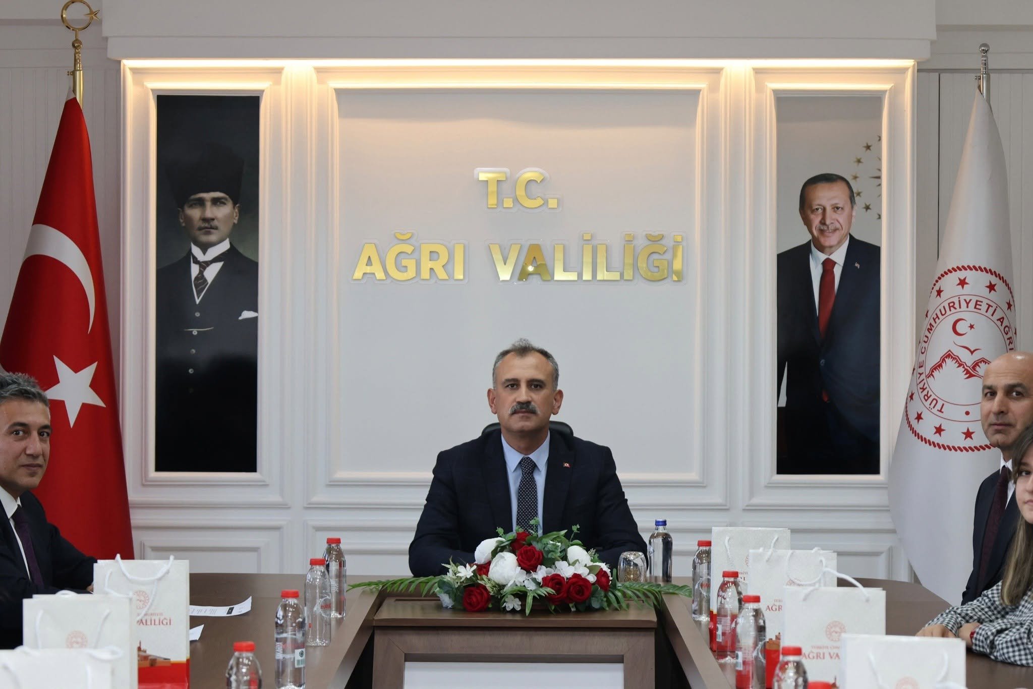 Ağrı Valisi Bozkurt, YKS'de ilk 10 bine giren öğrencileri kabul etti