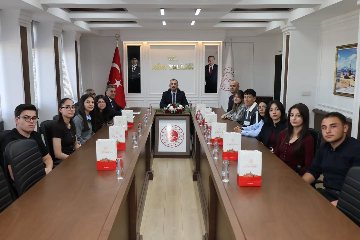 Ağrı Valisi Bozkurt, YKS\'de ilk 10 bine giren öğrencileri kabul etti