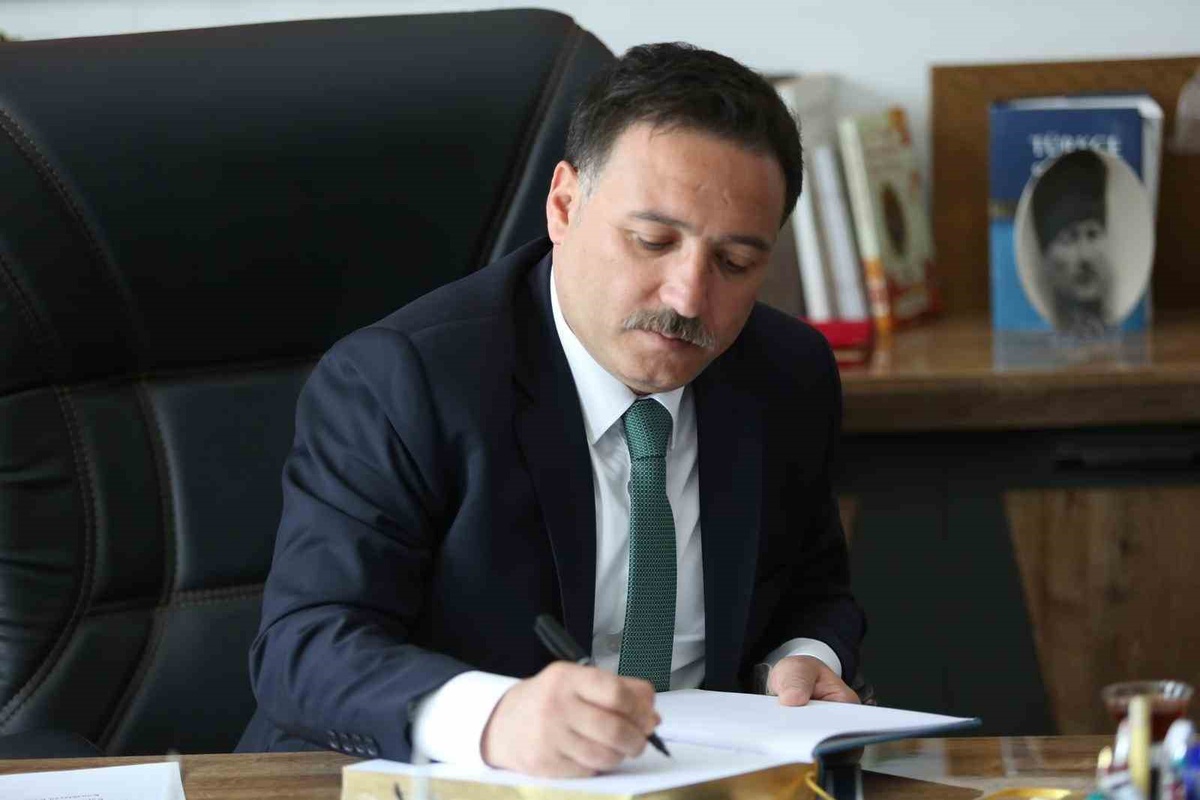 Vali Çiçek: "Gazilerimiz; vatan sevgisinin, cesaretin ve fedakârlığın en anlamlı timsalleri, milletimizin gurur ve onur abideleridir"