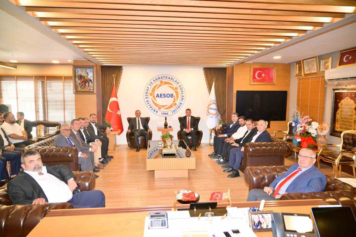 Vali Şahin, AESOB Başkanı Dere\'ye tebrik ziyaretinde bulundu