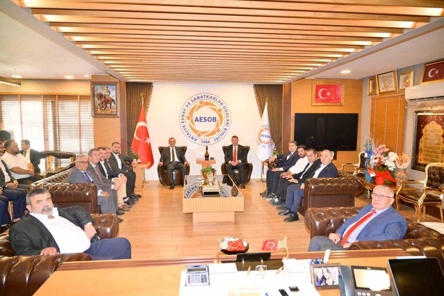 Vali Şahin, AESOB Başkanı Dere'ye tebrik ziyaretinde bulundu