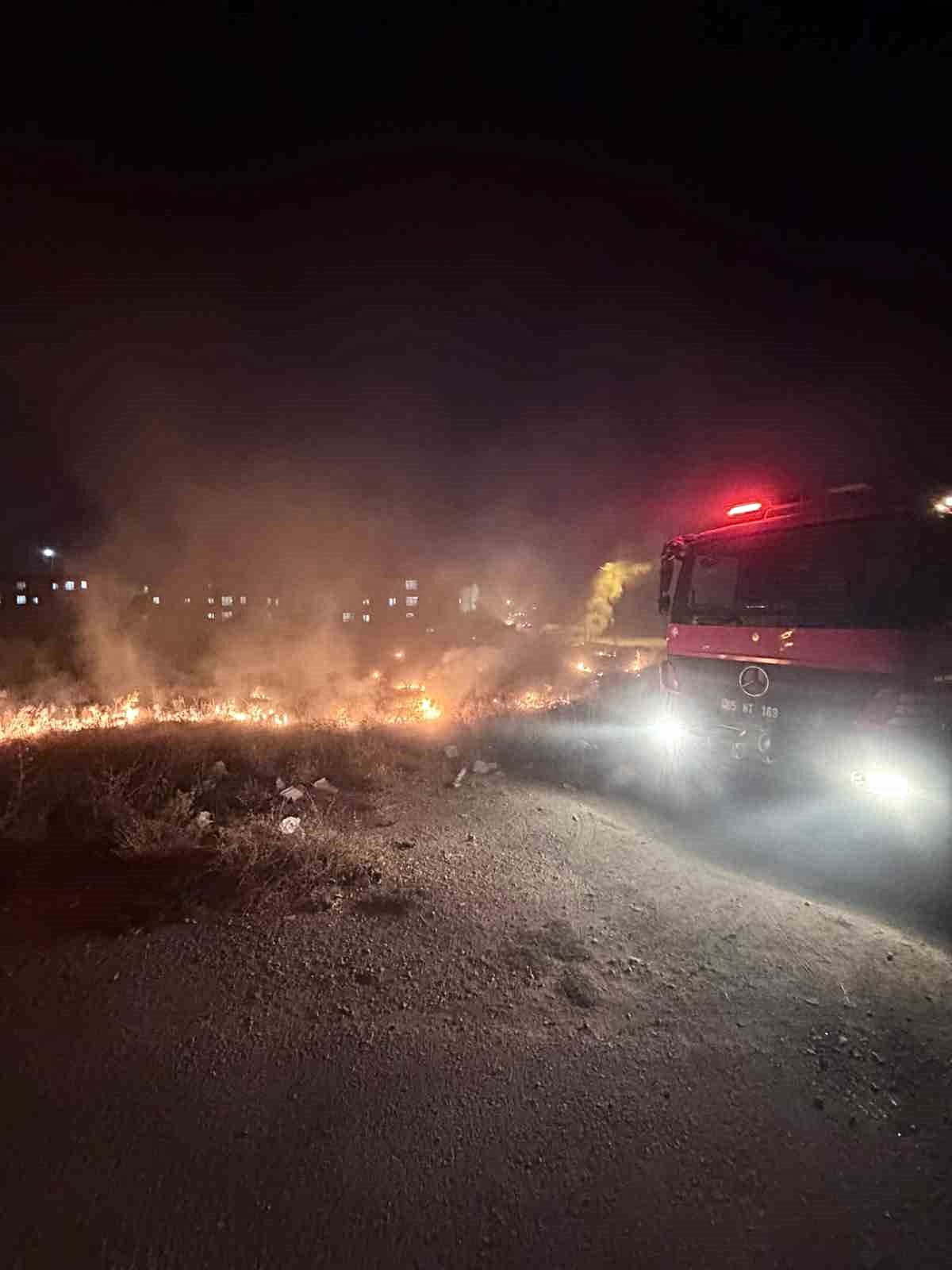 Van Tuşba'da gece çıkan örtü üstü yangın itfaiye ekiplerince söndürüldü