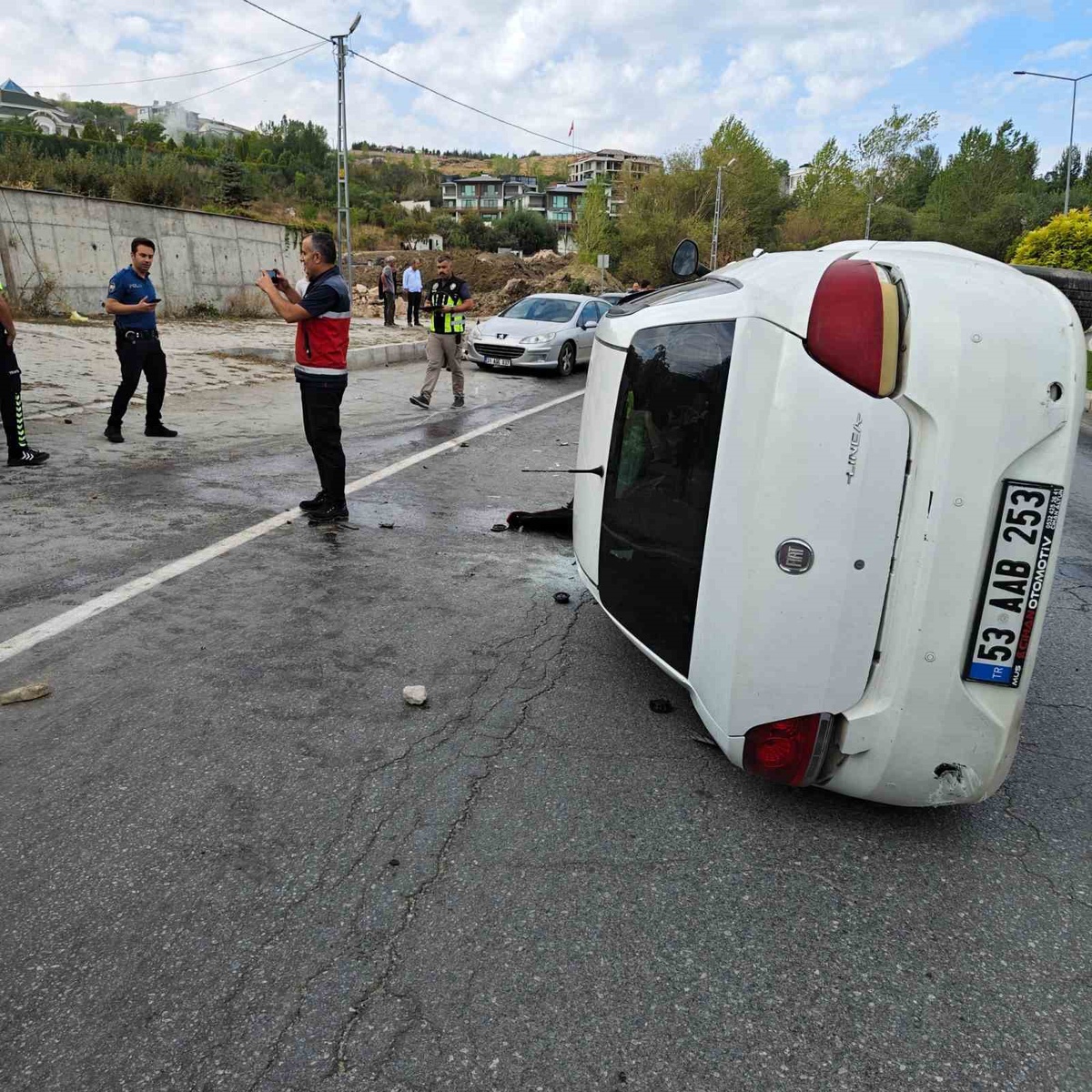 Van Edremit'te iki otomobil çarpıştı, 4 kişi yaralandı