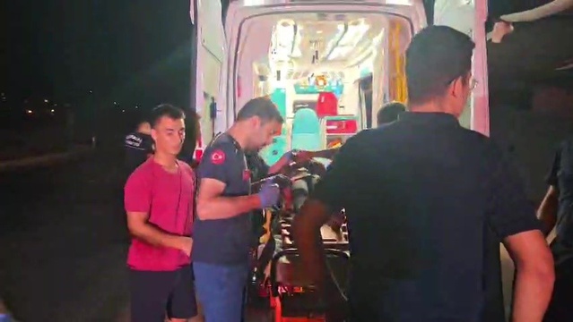 Antalya Manavgat'ta minibüs yağmur suyu kanalına düştü, Alman yolcu yaralandı