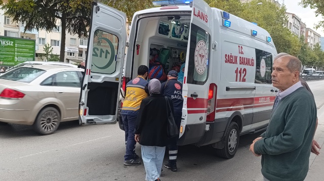 Amasya'da yaya geçidinde duran kamyonete otomobil çarptı, 1 kişi hafif yaralandı