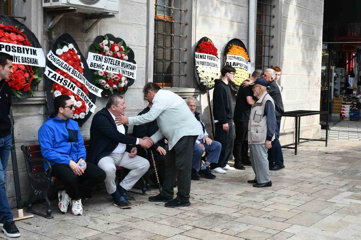 Zonguldak Alaplı'da eski belediye başkanının eşi Melek Atalay (93) toprağa verildi